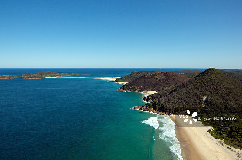 从汤玛瑞山俯瞰新南威尔士州肖尔湾附近的泽尼思海滩、维克海滩和博克海滩，以及芬戈尔半岛和芬戈尔岛。图片素材