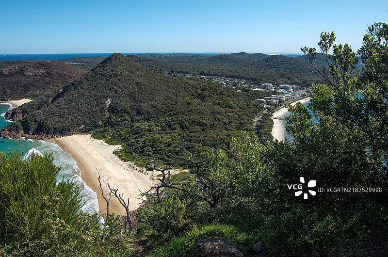 从汤玛里山俯瞰泽尼思海滩（左）和维雷克海滩（右），以及肖尔湾，新南威尔士州，澳大利亚图片素材
