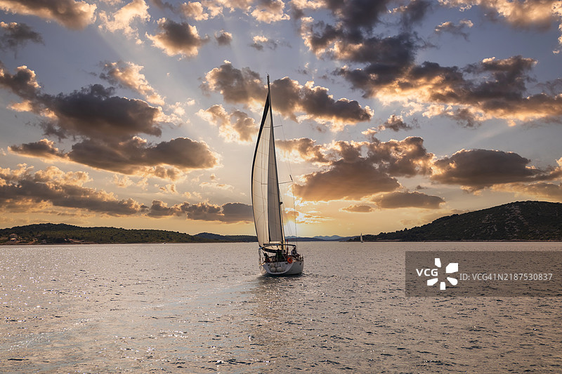 日落时分的开放海域中的游艇。海上游艇，奢华的海上度假。图片素材