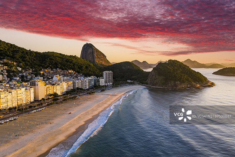 黎明时分的科帕卡巴纳海滩鸟瞰图，巴西里约热内卢图片素材