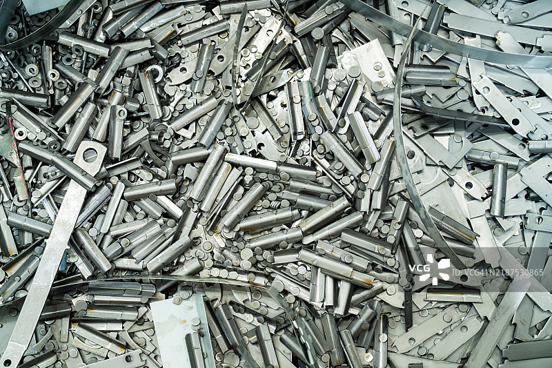 工业金属废料收集，包含各种银色组件和零件图片素材