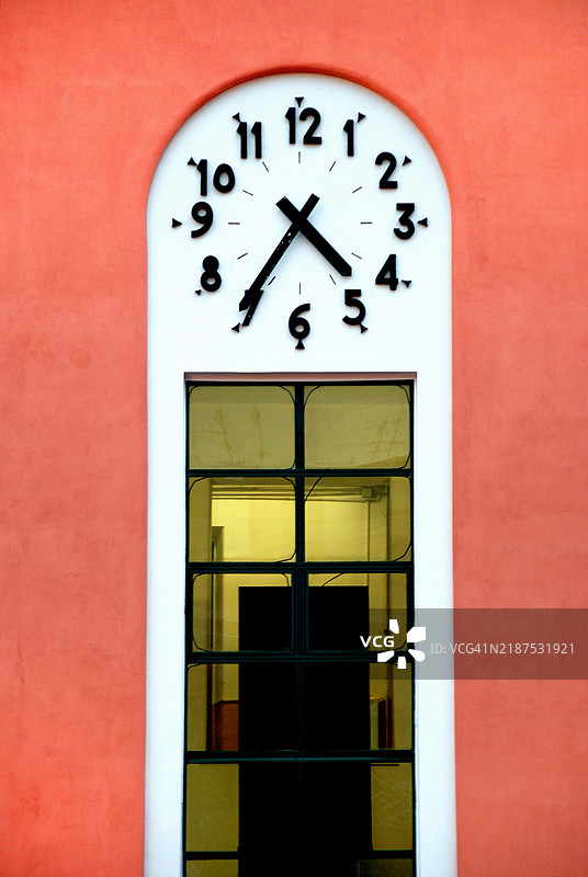 拉丁裔。学校外立面理性主义钟表图片素材