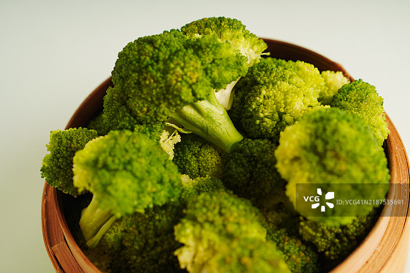 新鲜有机西兰花在篮子里图片素材