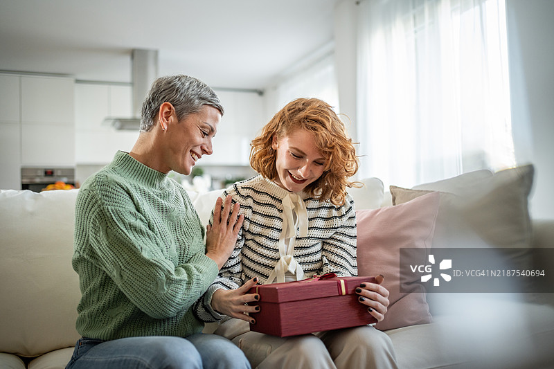 母亲给女儿送圣诞礼物图片素材