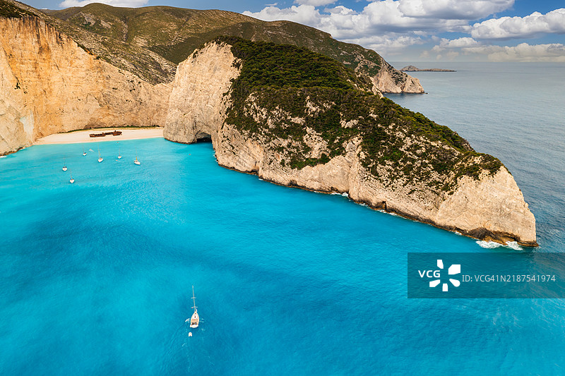 希腊扎金索斯岛的纳瓦吉奥（船wreck）海滩的鸟瞰图。图片素材