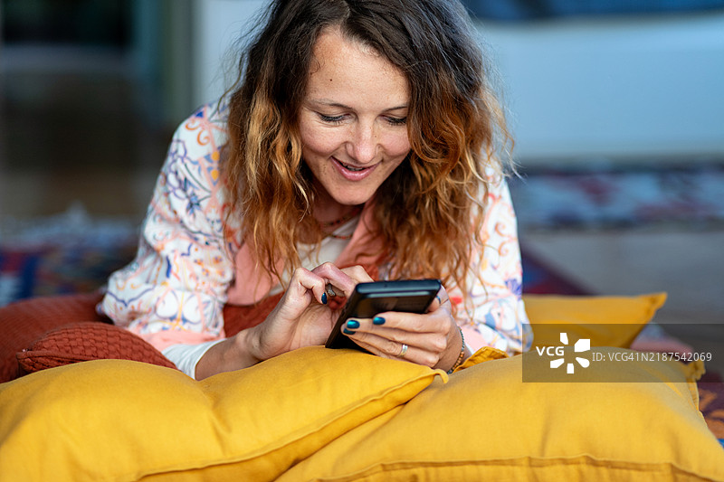 年轻女性使用智能手机的肖像。图片素材