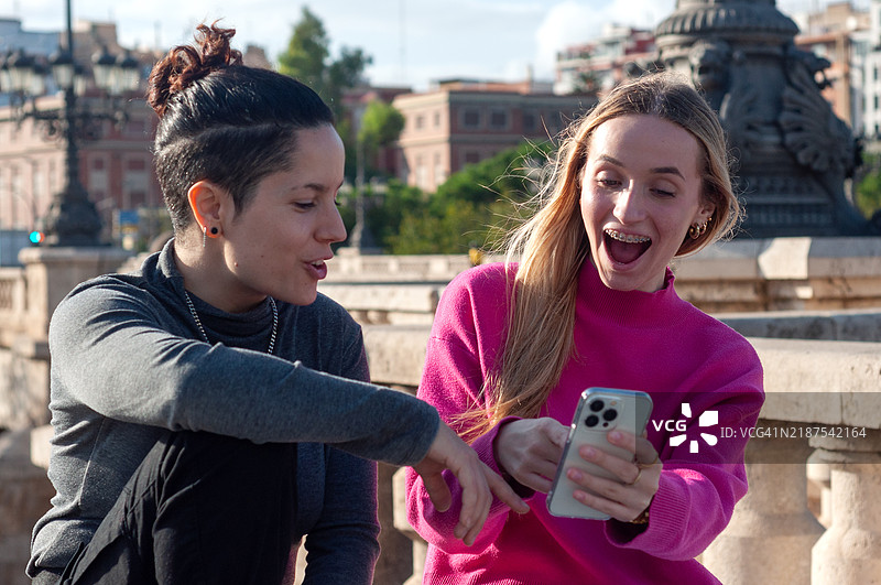 两位年轻女性在瓦伦西亚分享有趣的时刻。图片素材