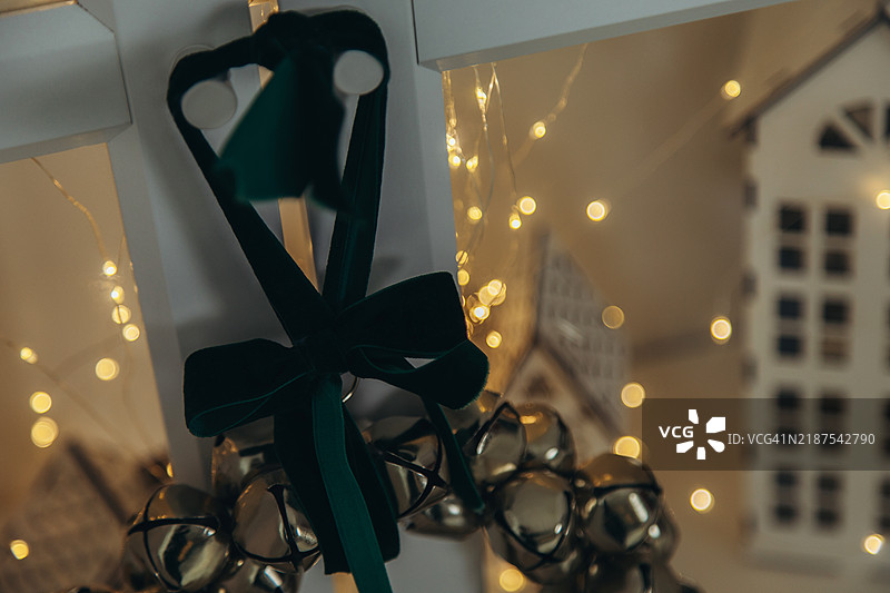 透过窗户看到的圣诞装饰，配有丝带和铃铛。图片素材