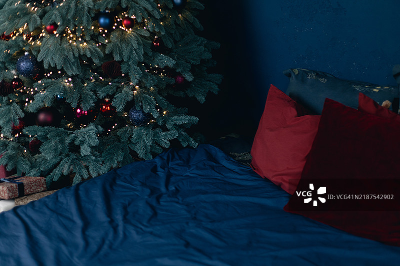 温馨的新年卧室。图片素材