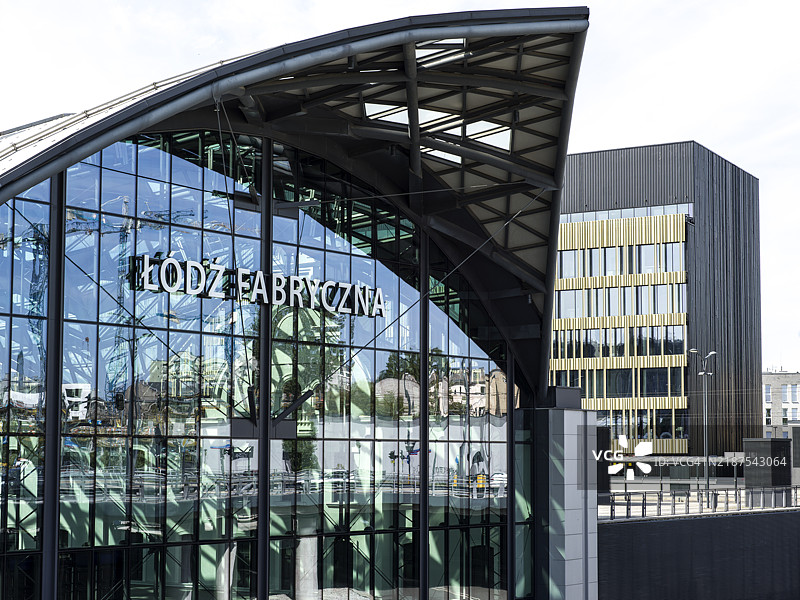 波兰罗兹的罗兹法布里奇纳车站玻璃外立面的倒影图片素材