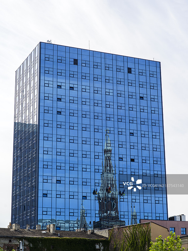 人们在波兰罗兹市中心的办公大楼清洗玻璃外立面图片素材