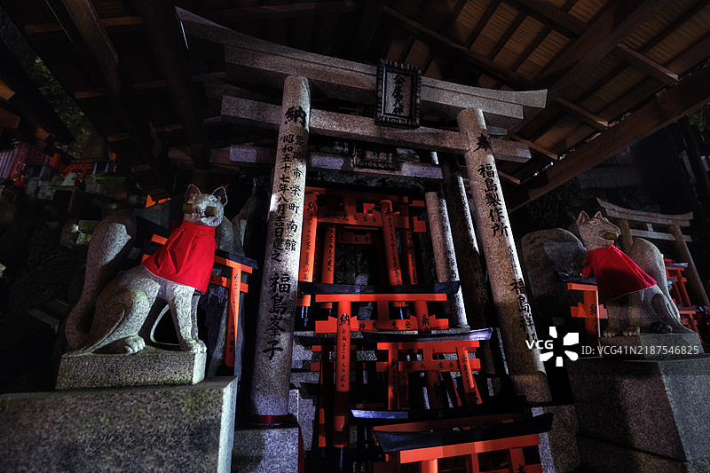 京都伏见稻荷大社的夜景图片素材