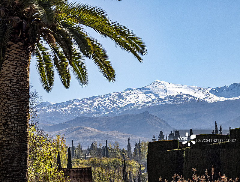 塞拉奈华山脉的秋季初雪风景。图片素材
