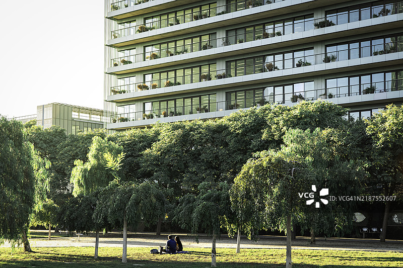 现代住宅区中的绿地图片素材