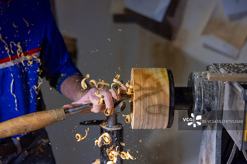 木匠精湛的木雕工艺特写图片素材