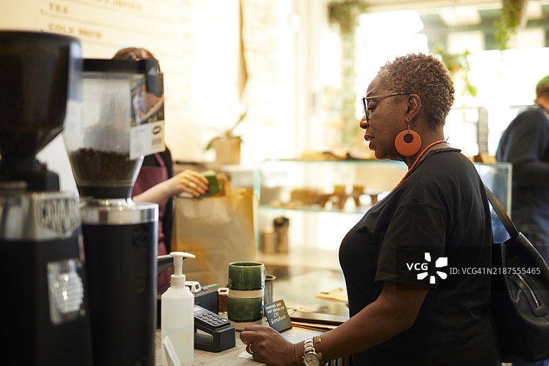 黑人女性在咖啡店购买蛋糕图片素材
