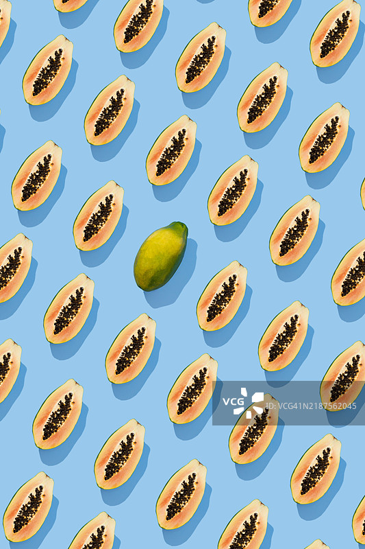 蓝色背景上的重复木瓜水果图片素材