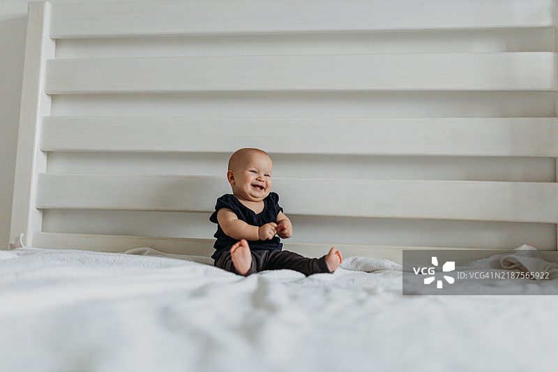家中床上的婴儿摄影图片素材