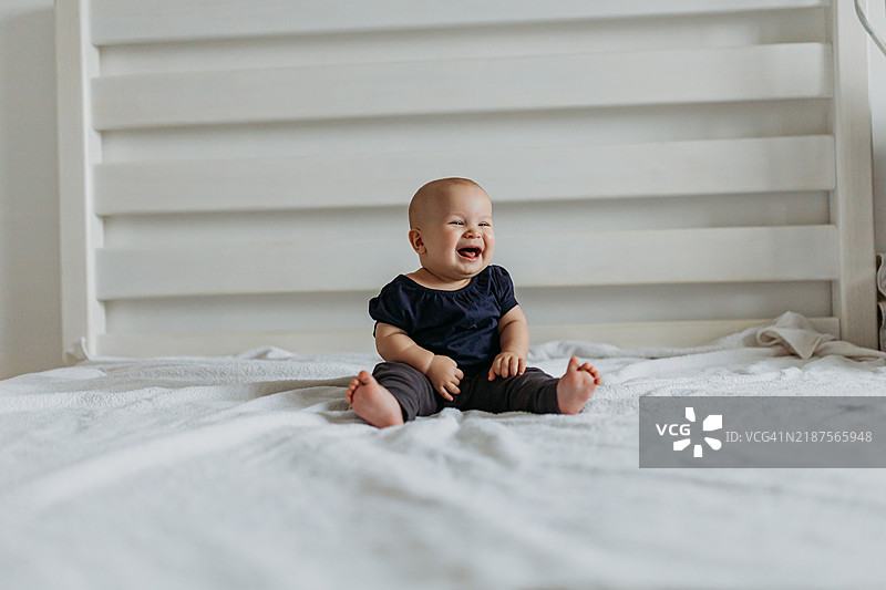 家中床上的婴儿摄影图片素材