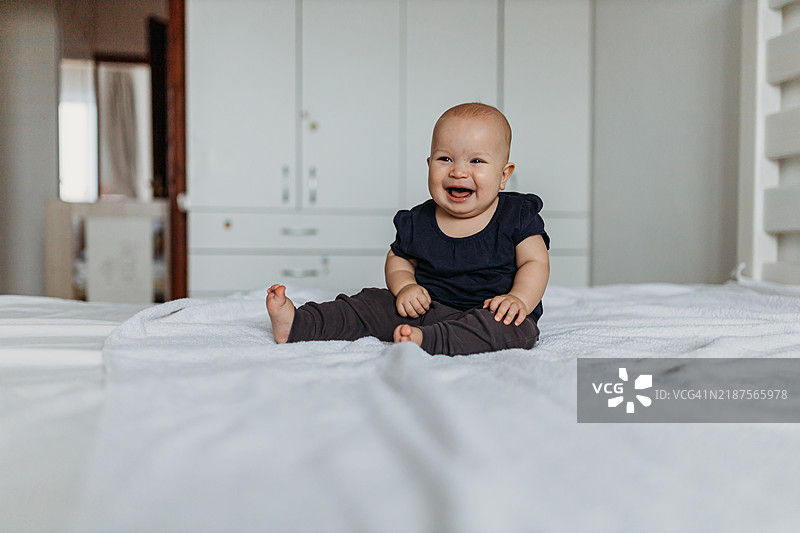 家中床上的婴儿摄影图片素材