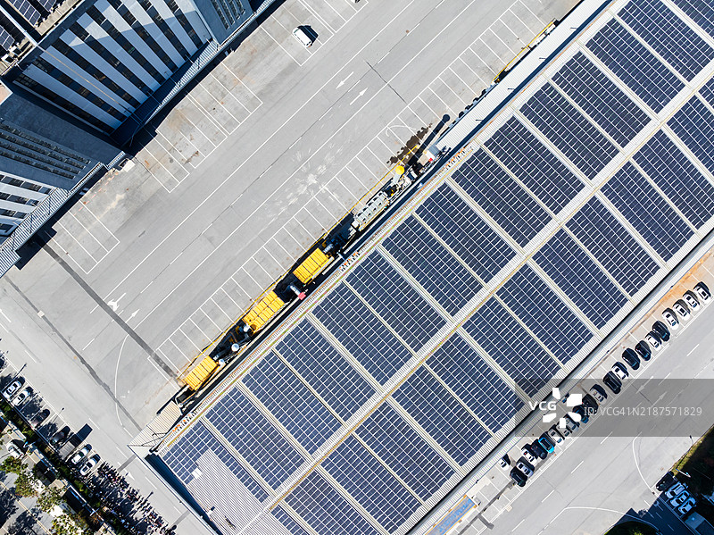 工厂屋顶上的太阳能电池板图片素材