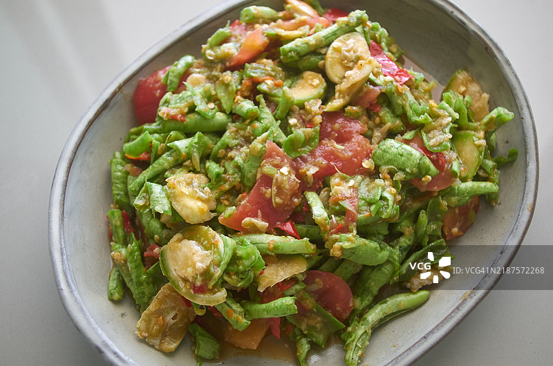 陶碗中的新鲜蔬菜辣味长豆沙拉特写图片素材