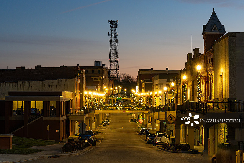 美国小镇主街上的圣诞灯饰图片素材
