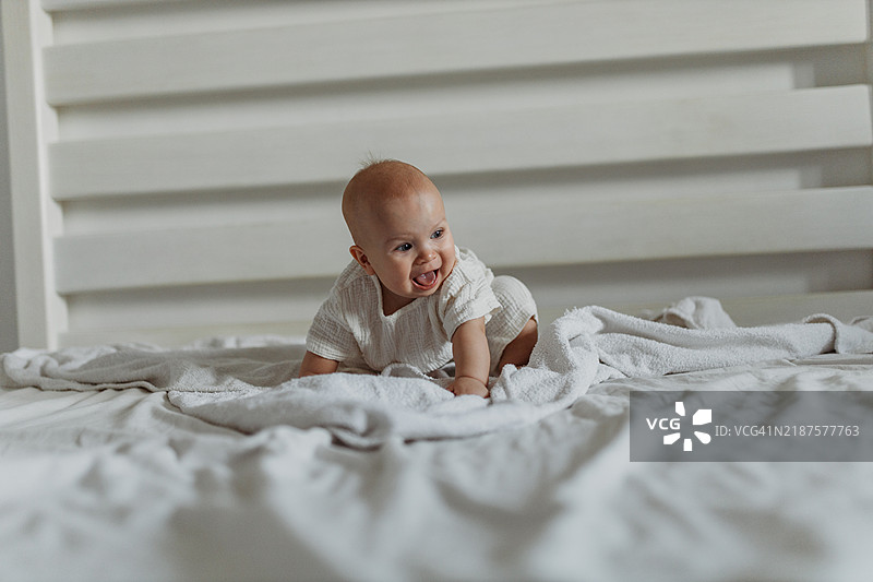 家中床上的婴儿摄影图片素材