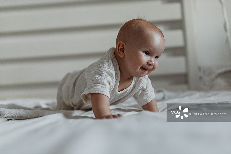 家中床上的婴儿摄影图片素材