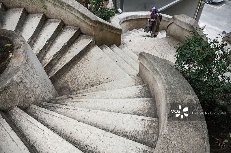 土耳其伊斯坦布尔的卡蒙多楼梯上的女人图片素材
