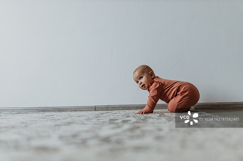 家中床上的婴儿摄影图片素材