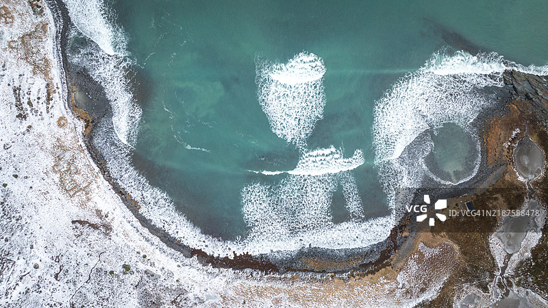 挪威北部海浪的俯视图图片素材
