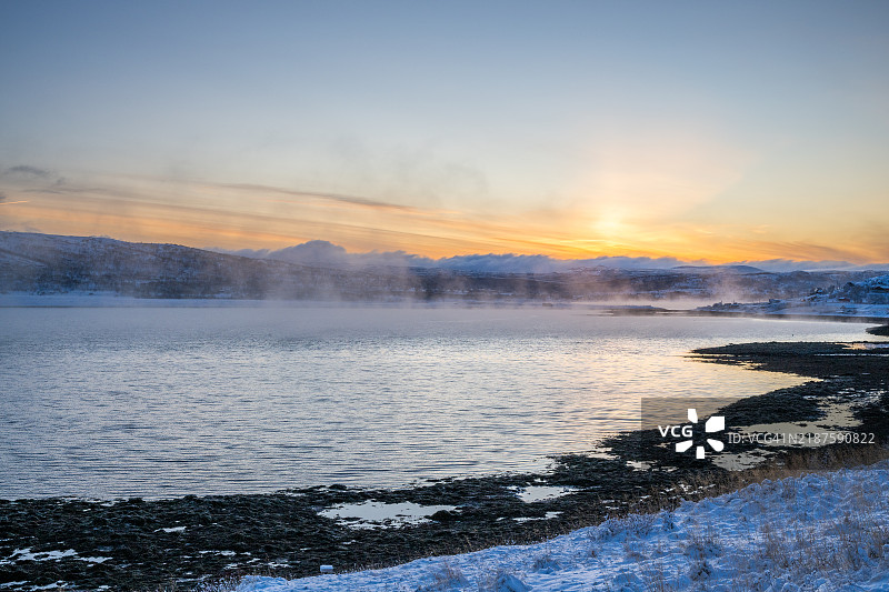 日落时的海烟或蒸汽雾图片素材