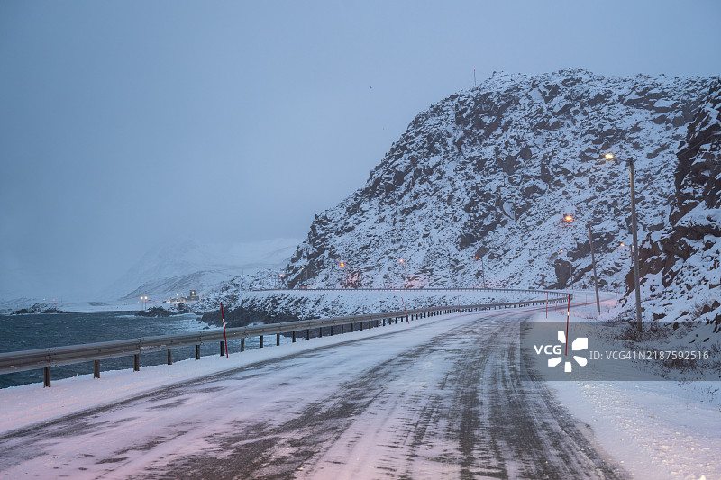 挪威北部被雪覆盖的沥青道路图片素材