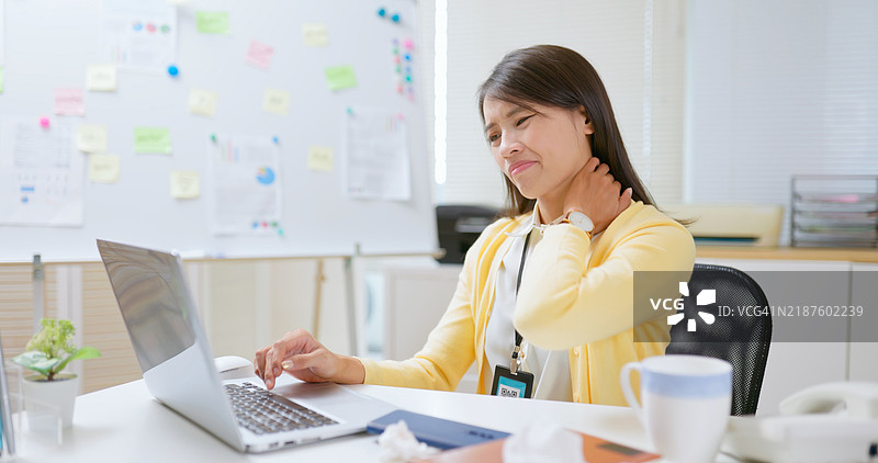 亚洲女性在办公室感到肌肉酸痛图片素材