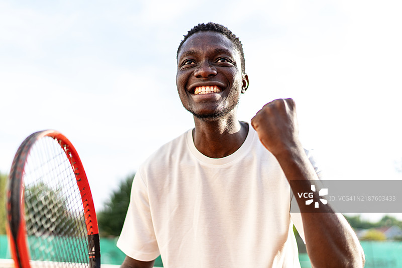 男子在网球比赛中庆祝得分图片素材
