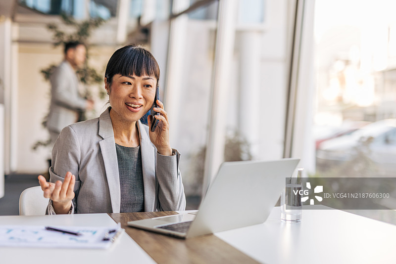 收到满意客户的积极反馈图片素材