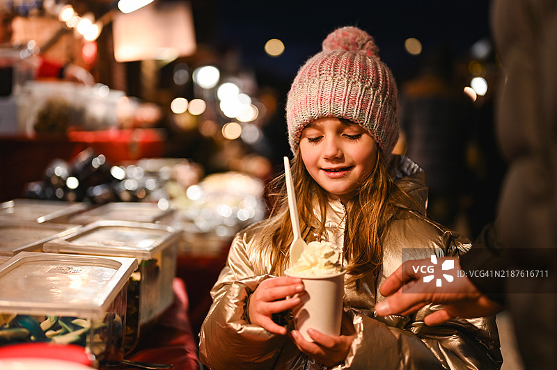 购买热巧克力加奶油。图片素材
