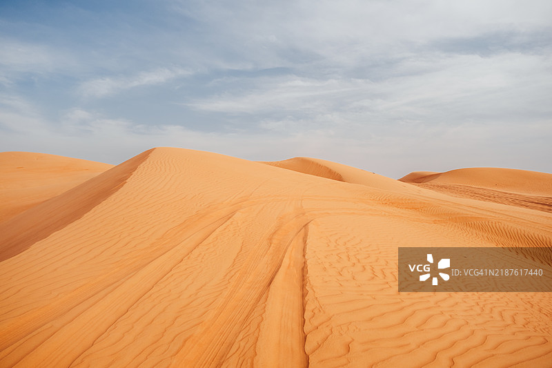 广阔的金色沙丘与波纹图片素材