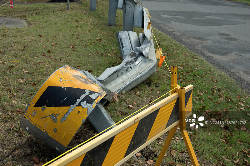 车祸后受损的路边交通护栏图片素材