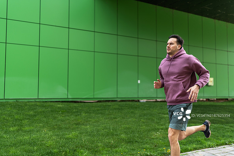 年轻男子在早晨户外跑步图片素材