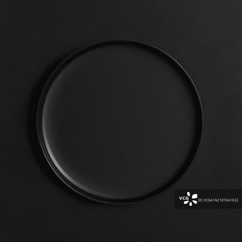 黑色盘子在黑色背景上，适用于人工智能创作图片素材