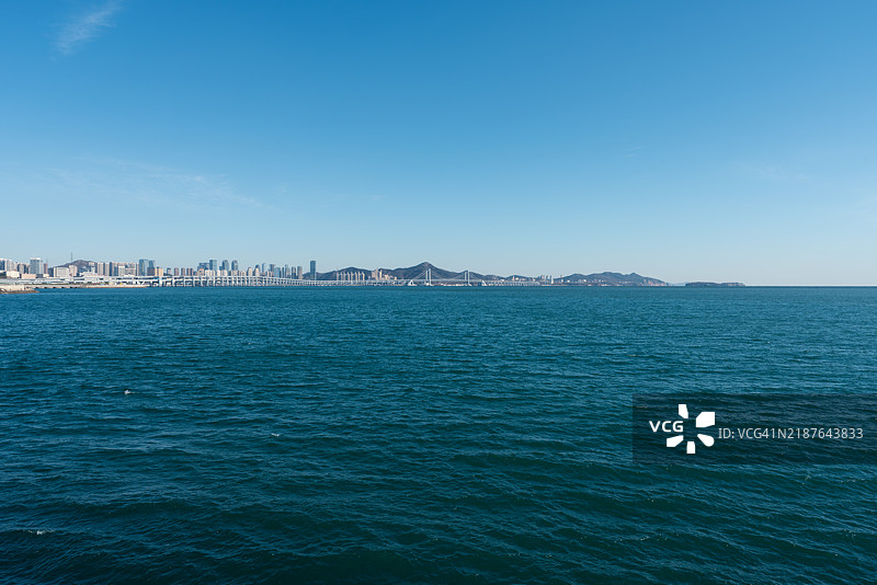 海对面的城市海岸线图片素材