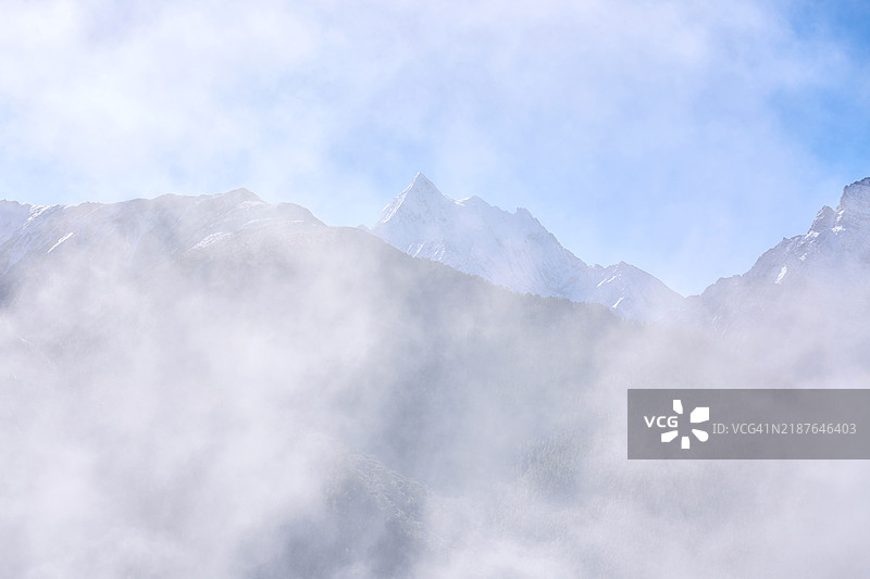 晨雾中的雪山峰图片素材