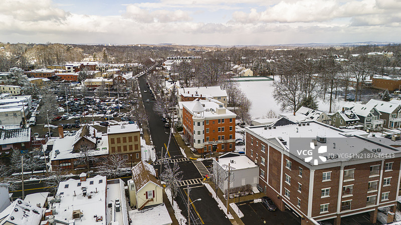 新泽西州麦迪逊市格林伍德大道沿线的宁静住宅区，冬季景象图片素材