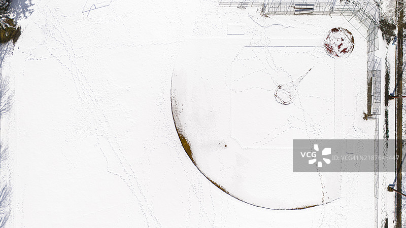 新泽西州麦迪逊的雪白运动场，场地上有标记图片素材