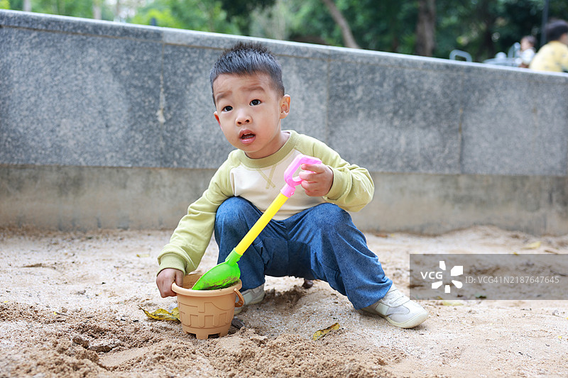 孩子在沙子里玩耍图片素材