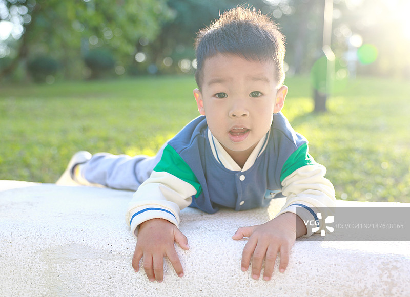 可爱的孩子们在公园里玩耍图片素材