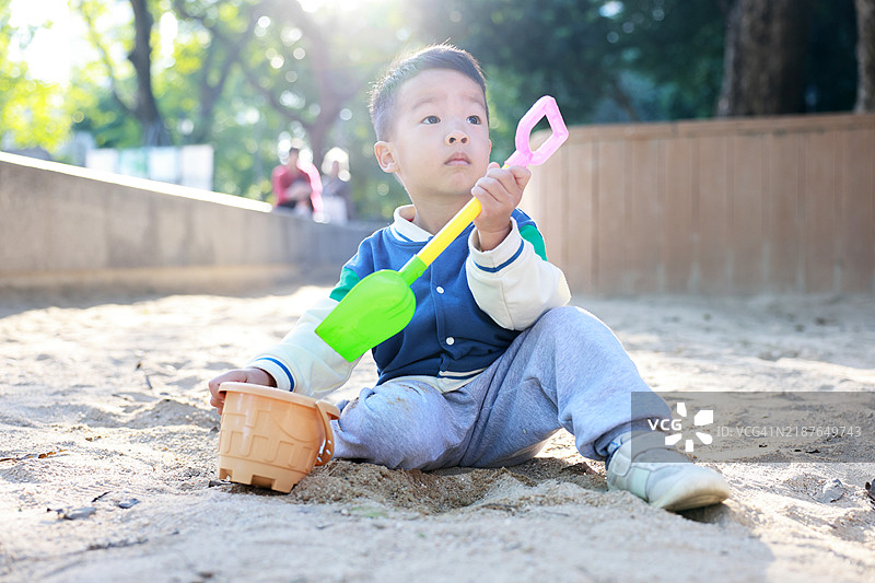 孩子在沙子里玩耍图片素材