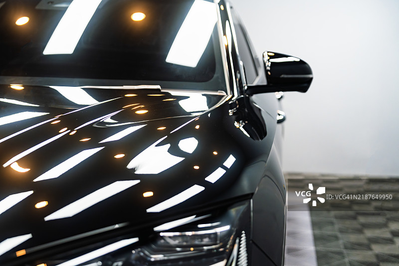 现代闪亮的汽车，反光表面和生动的灯光图片素材